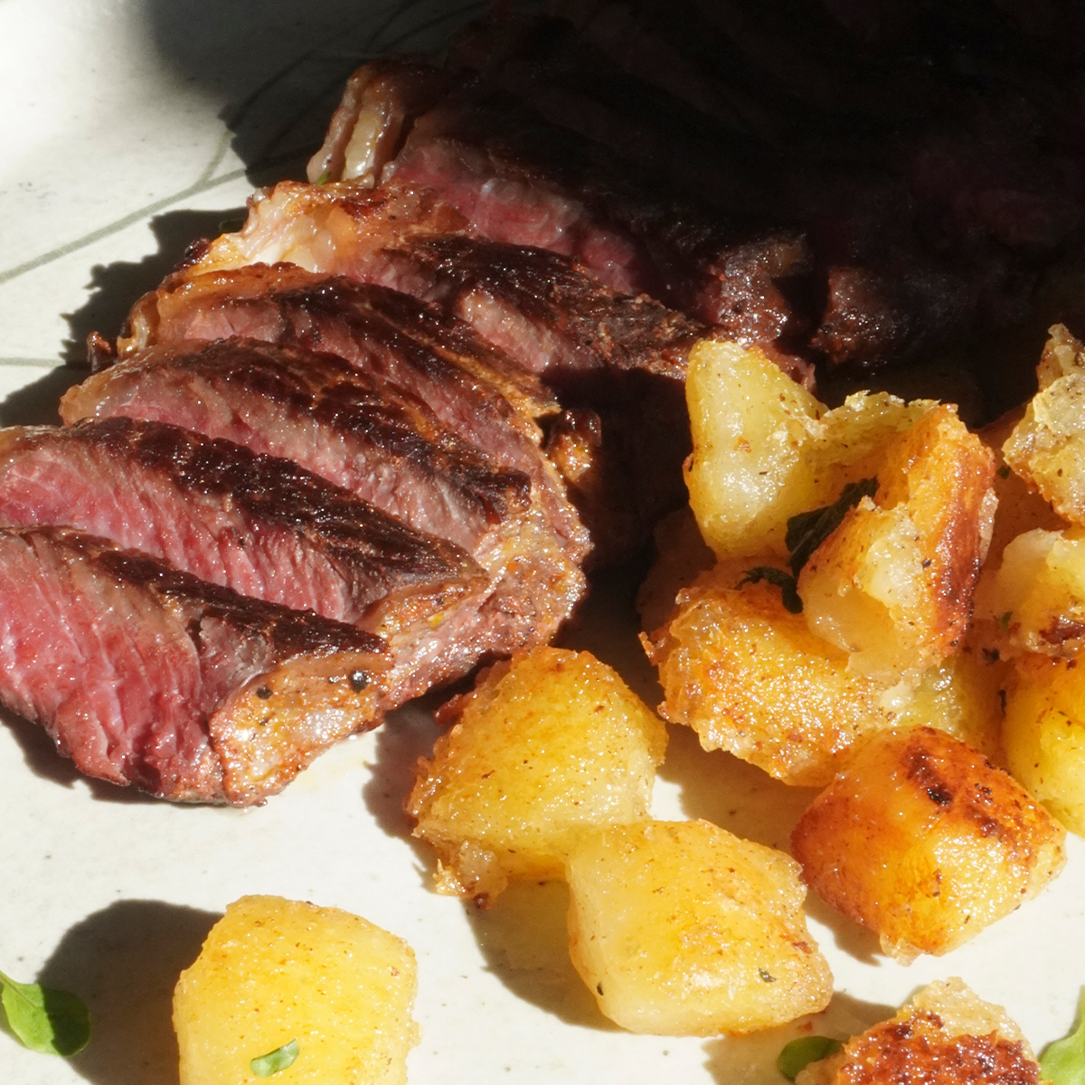 Corte de carne com batatas douradas